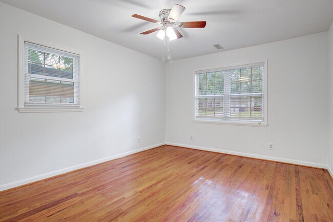 Building Photo - 816 E Estates Blvd