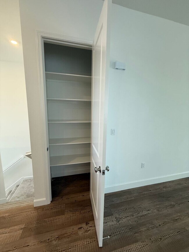 Building Photo - LAKE VIEW