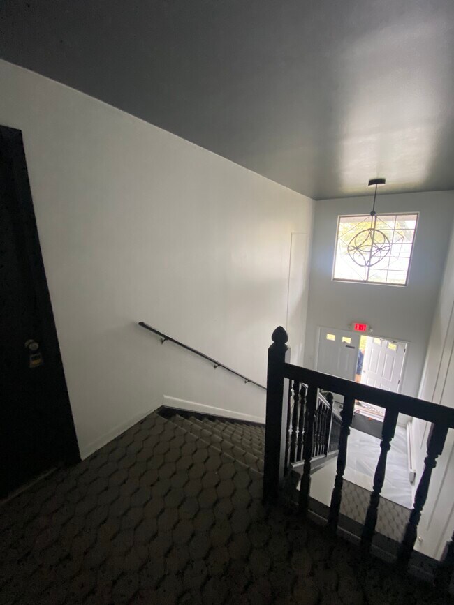 Building Photo - 719 E Walled Lake Dr