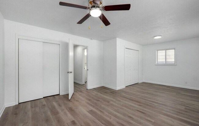 Building Photo - 3 Bedroom PLUS SUNROOM | 2 Bathroom | 2 Ca...