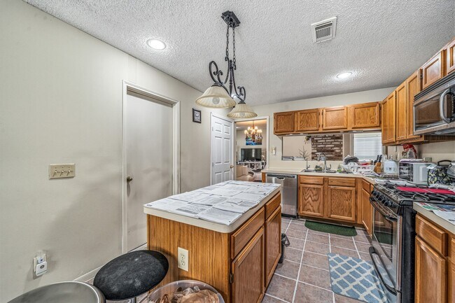 Building Photo - 9915 Villa Verde Dr