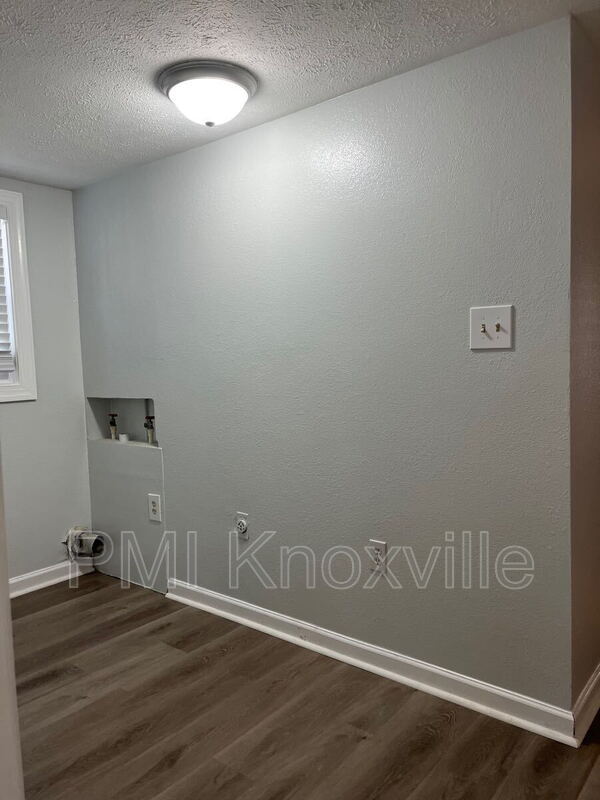 Building Photo - 489 W Outer Dr