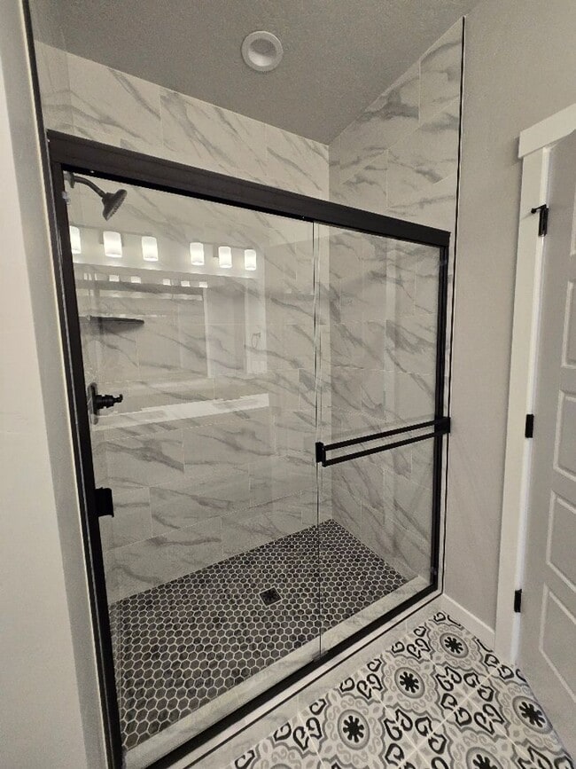 Building Photo - Elegant Nampa Home