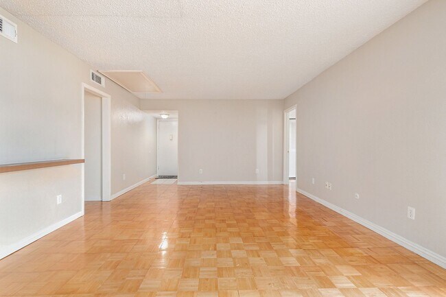 Building Photo - Experience comfortable city living in this...