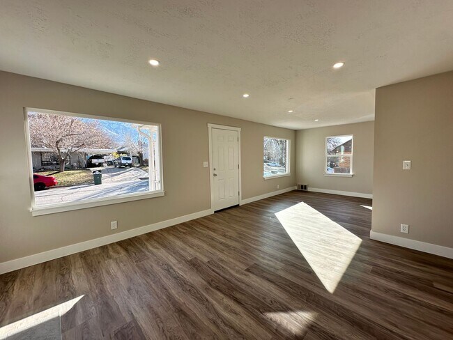 Building Photo - Darling remodeled 5 bedroom 2 bathroom home in the heart of Ogden