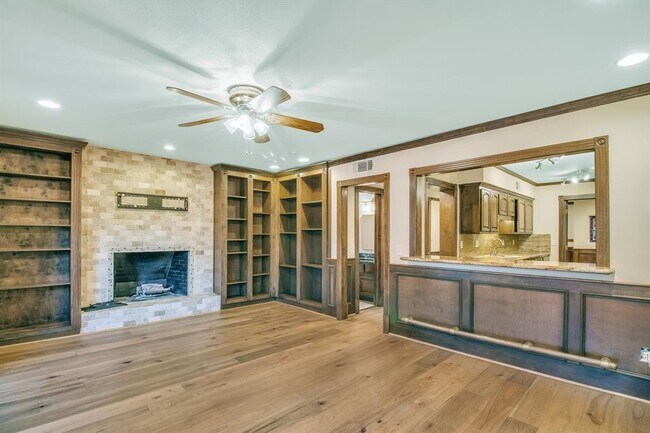 Building Photo - 452 N Post Oak Ln