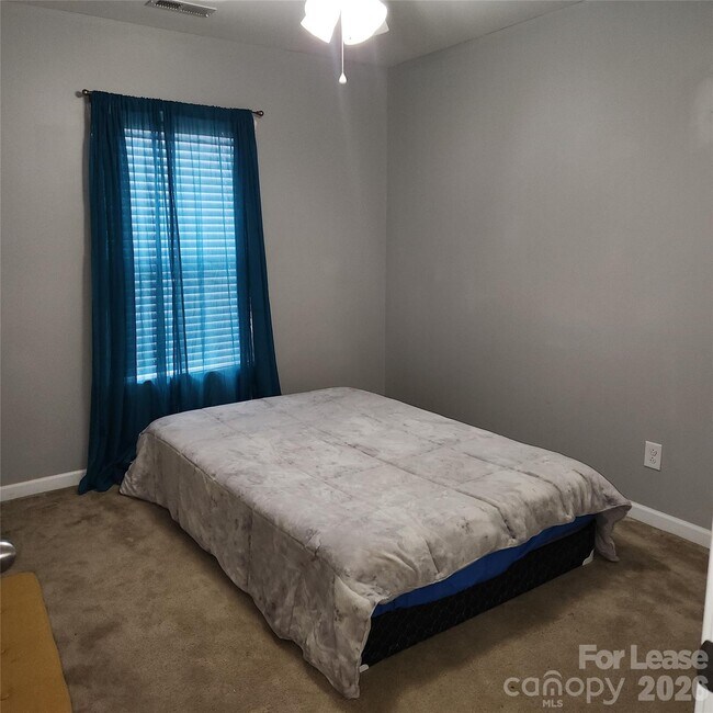 Building Photo - 1045 Willow Wind Dr