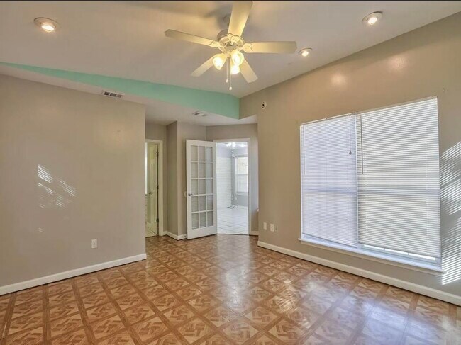 Building Photo - 2093 Greenwood Dr