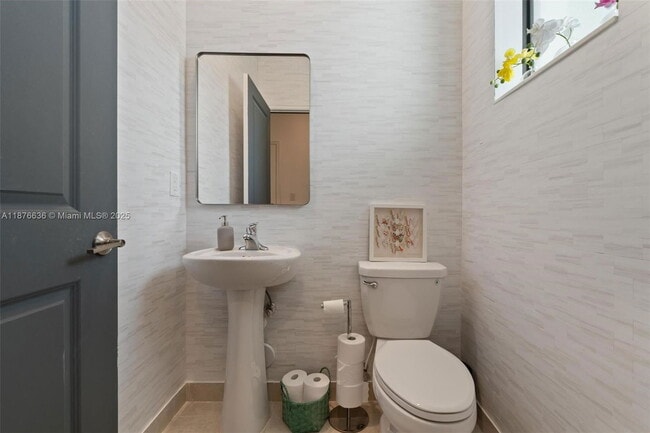 Building Photo - 403 NE 212th St