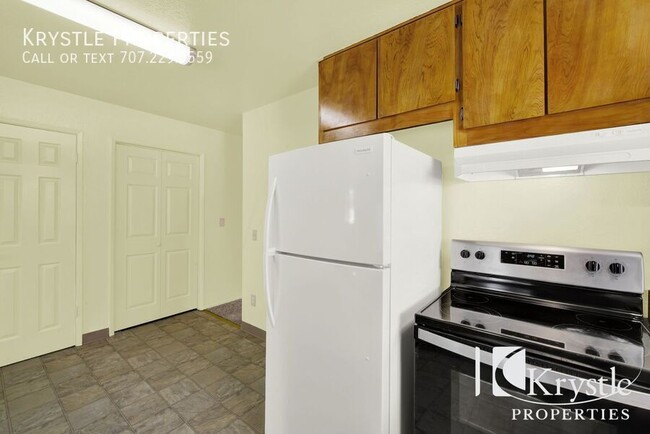 Building Photo - Spacious upstairs 3 bedroom unit