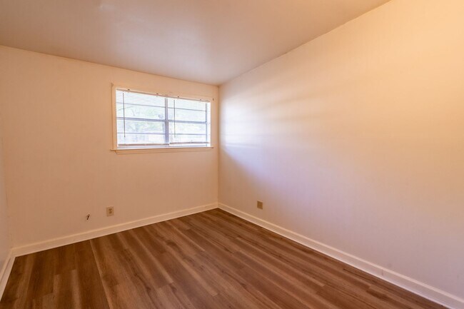 Building Photo - 3 Bed 1 Bath in Tulsa!