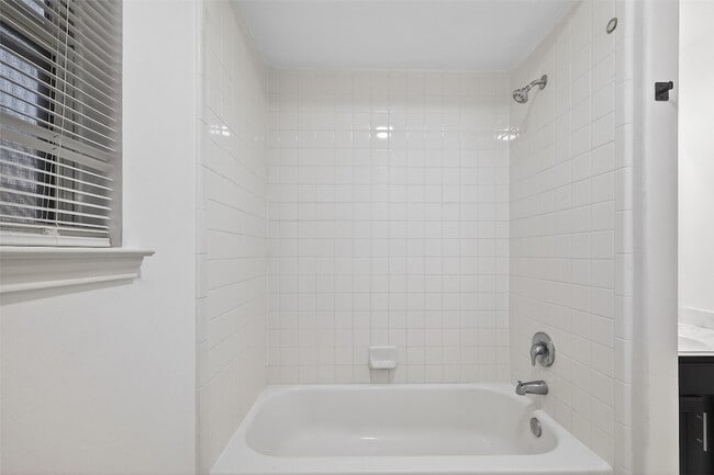 Building Photo - 15807 Sonoma Park Dr