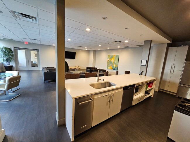 Building Photo - Downtown condo with roof top pool & concie...