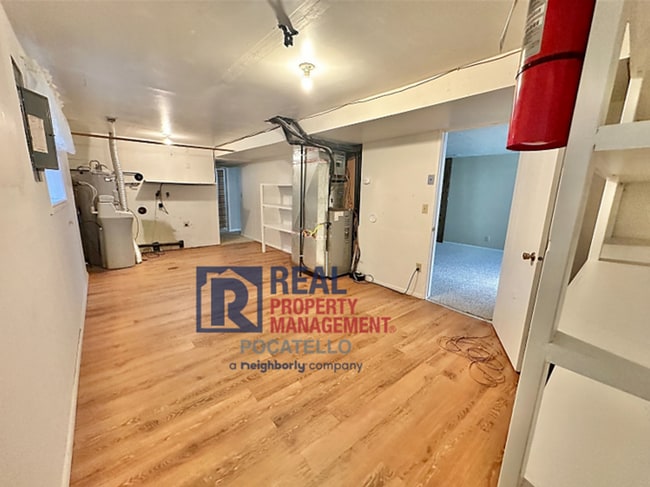 Building Photo - 4 Bedroom 2 Bath - 2 Car Garage House - Do...