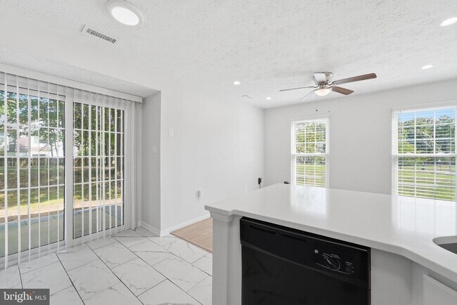 Building Photo - 2401 W Rosecroft Village Cir