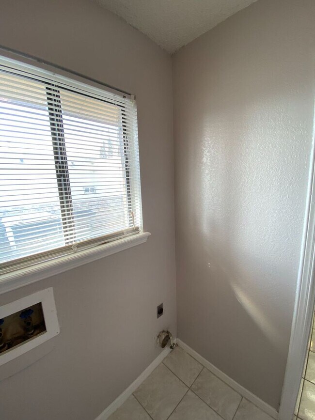 Building Photo - Home For Rent