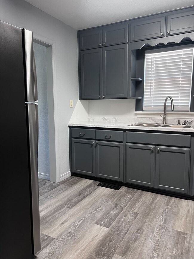 Building Photo - Remodeled 3 Bed 2 bath