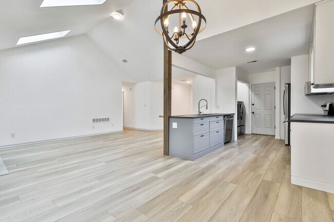 Building Photo - Fully Renovated 3/2 Ranch in Starr's Mill