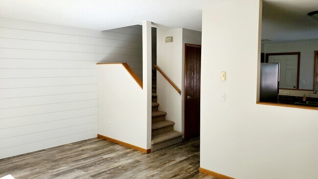 Building Photo - 325 Shorewood Cir