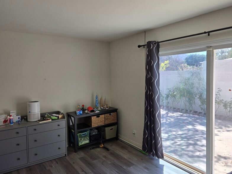 Family room - 3439 1/2 Altura Ave
