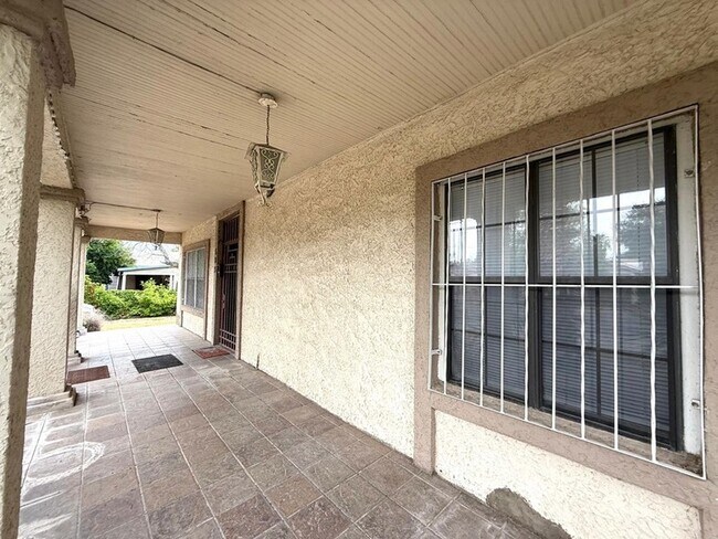 Building Photo - 583 N Monroe St