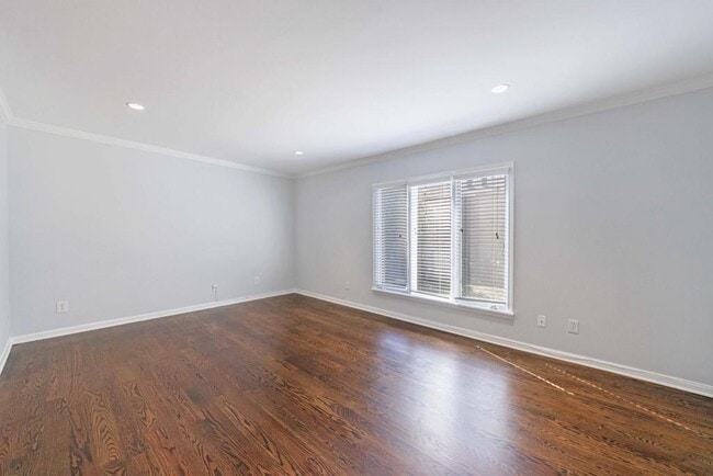 Building Photo - 13 Ivy Square Northeast