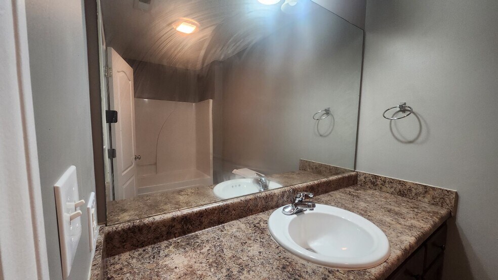 Building Photo - 121 Jackson Ln