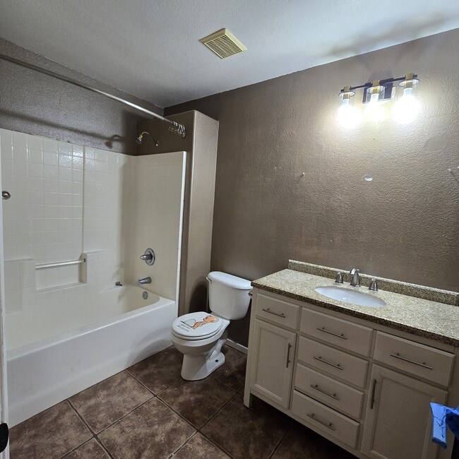 Building Photo - 2219 Camino Dr