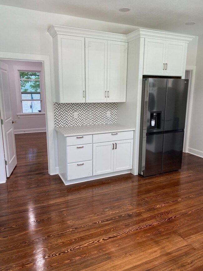 Building Photo - 801 W 28th St