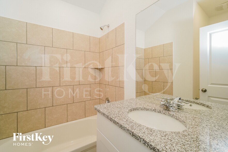 Building Photo - 10639 Erinita Way