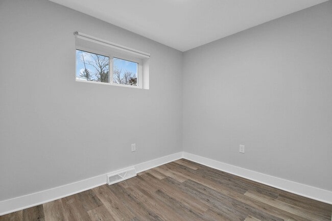 Building Photo - Freshly Renovated Duplex. Upstairs and Downstairs Units Available Now. Schedule a Schedule Today!