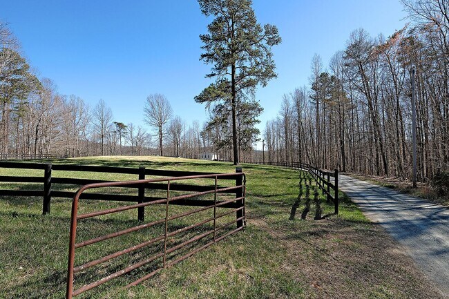 Building Photo - Pet-Friendly Crozet Cottage
