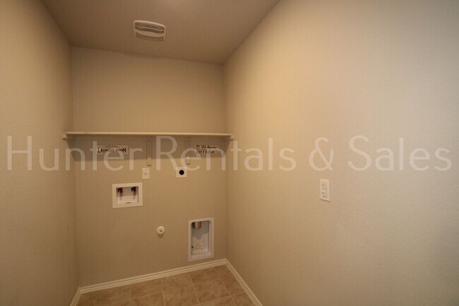 Building Photo - Modern Style Three Bedroom Home