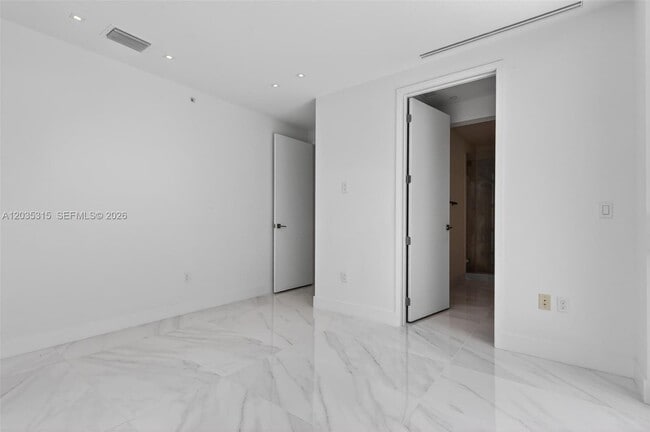 Building Photo - 3750 Yacht Club Dr