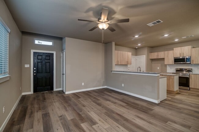 Building Photo - GORGEOUS 3 BEDROOM DUPLEX LOCATED IN MIDLO...