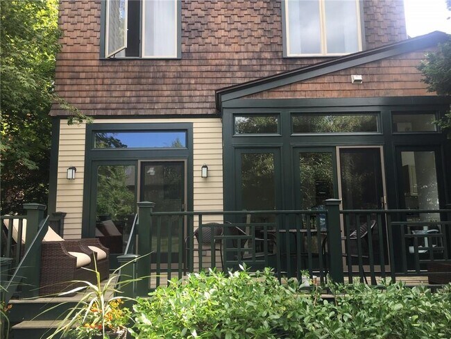Primary Photo - 158 Narragansett Ave