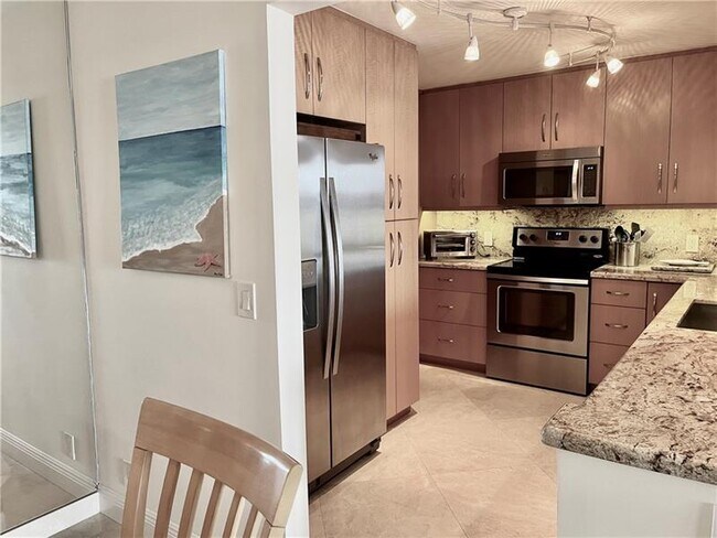 Building Photo - 1 Las Olas Cir