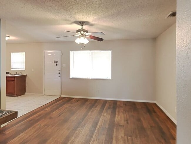 Building Photo - No Application Fee* Plus $250 Off First 2 ...