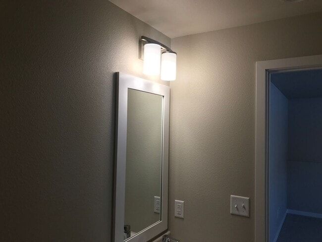 Building Photo - 3 Bed 3 Bath Twin Home