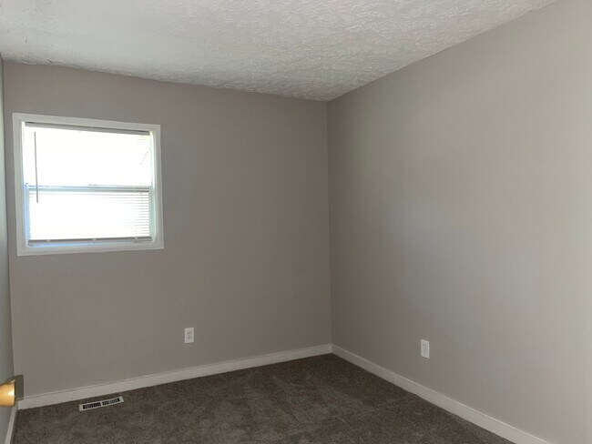 Building Photo - Renovated 3 Bed/1 Bath Ranch
