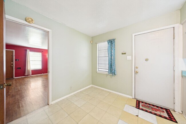 Building Photo - CHARMING DENVER HEIGHTS 3-BEDROOM