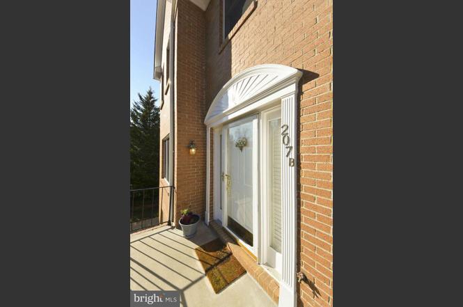 Building Photo - 207B Locust St SE