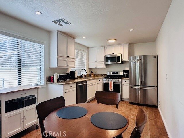 Building Photo - 950 W Lambert Road Unit 8