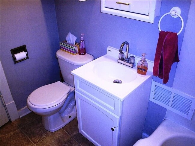 Building Photo - Charming 2-Bedroom Home with Detached Garage!