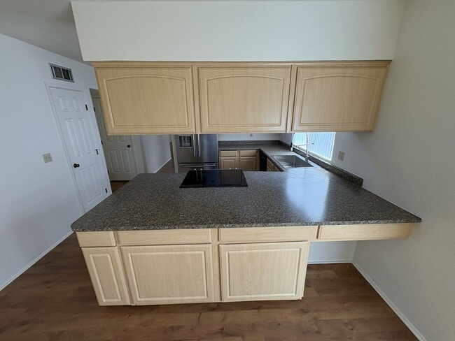 Building Photo - Eastside townhome, convenient location