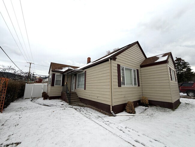 Primary Photo - Charming 3 Bed 1 Bath Single Family Home W/ Fully Fenced Yard and Garage!