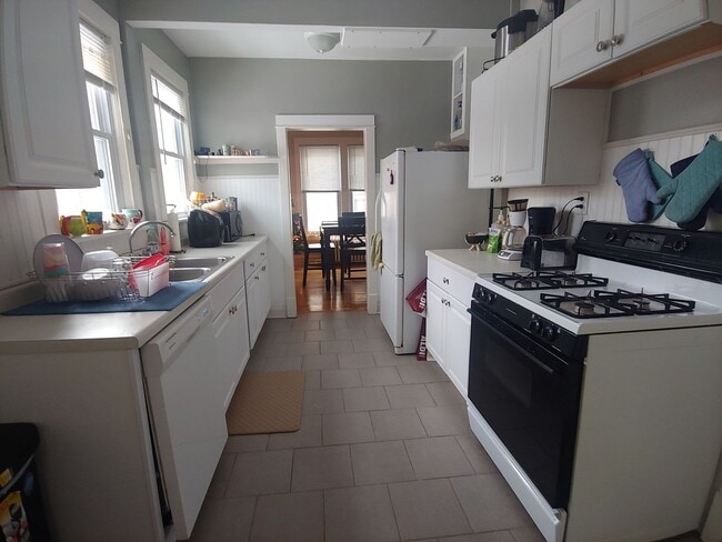 Building Photo - AVAILABLE JUNE 1st - 4 Bed, 1.5 Bath Bungalow