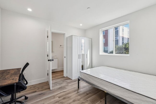 Building Photo - 3437 S Catalina St