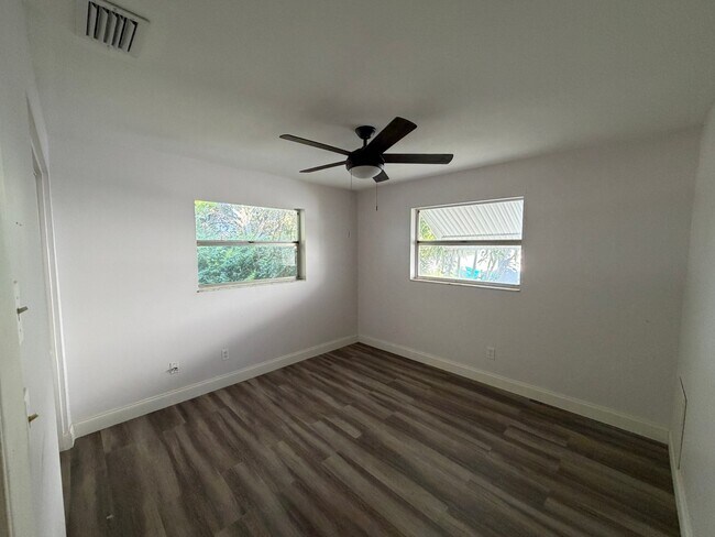 Building Photo - 3010 Catherine Dr