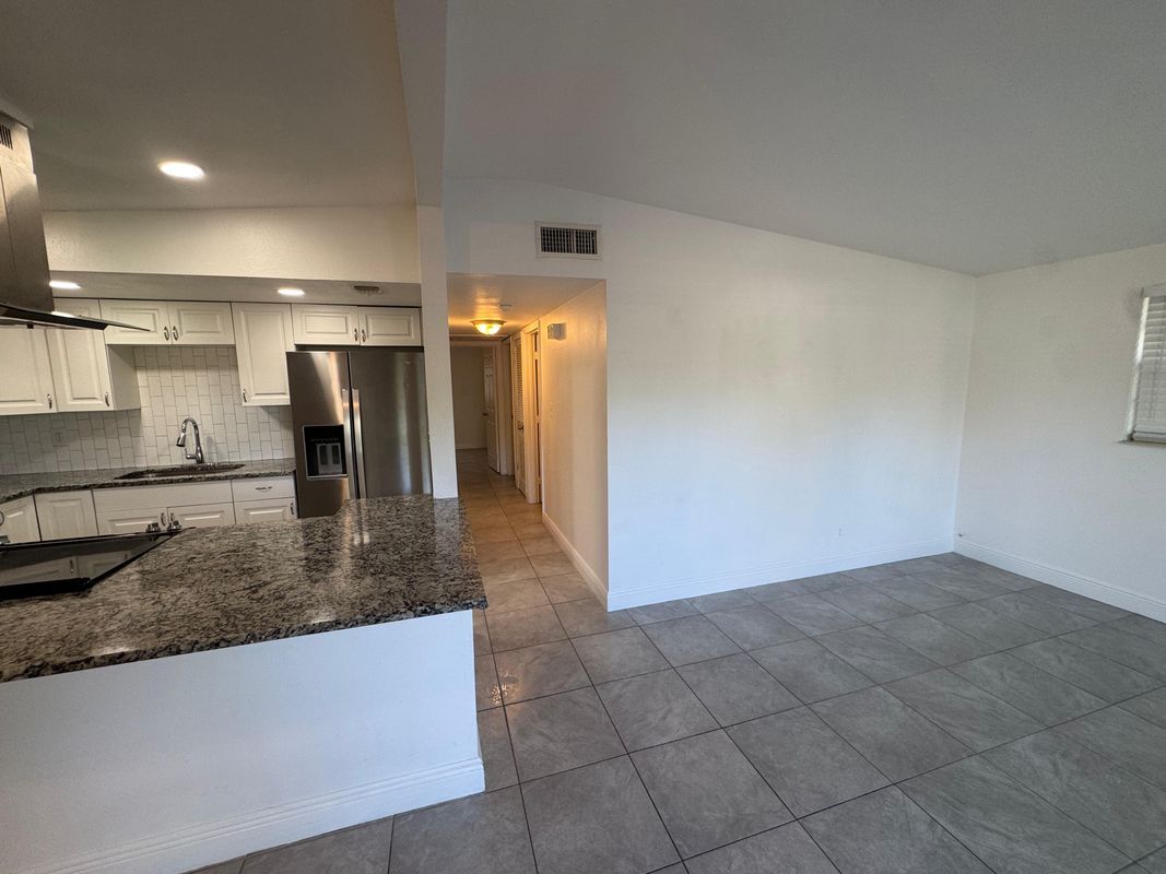 Building Photo - 8715 N Hyaleah Rd